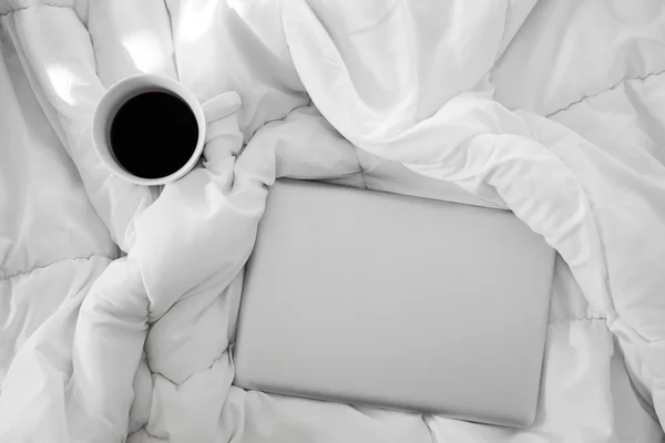 침대, 노트북, 흰색 침대에 커피의 흰색 컵에서 작업 — 스톡 사진