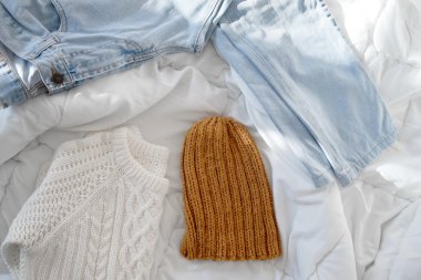 yatakta kadın kıyafeti düzenlendiği