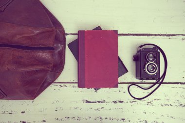 Kitap ve kamera ile Vintage çanta