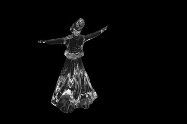 Siyah arka plan üzerine izole dönen Derviş