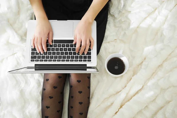 Onun yatağında evde kahve içme ve onu kontrol genç kadın 