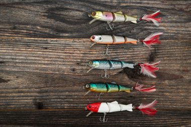 Balık tutma yemler üzerinde ahşap arka plan izole