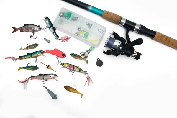Стрижень, котушка та приманки для риболовлі ізольовані на білому фоні — стокове фото