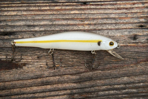 Cebo de pesca aislado sobre fondo de madera — Foto de Stock