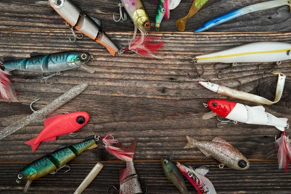 Cebos de pesca aislados sobre fondo de madera — Foto de Stock