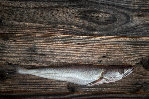 Pesce crudo su sfondo di legno, vista dall'alto — Foto Stock