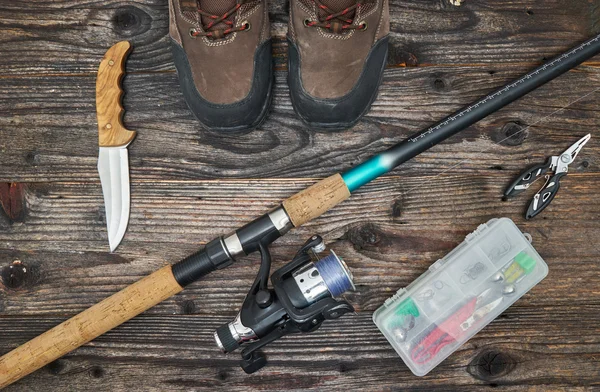 Αντιμετώπιση της αλιείας και τα αλιευτικά εργαλεία σε φόντο ξύλινη — Φωτογραφία Αρχείου