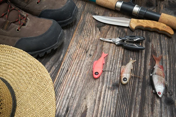 木製の背景に釣りタックルと釣り — ストック写真