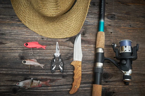 Balık tutma ele ve olta takımı ahşap arka plan üzerinde — Stok fotoğraf