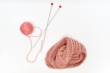 örgü iğneleri ile iplik yumağı 