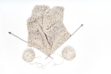 Örgü iğneli iplik yumakları 