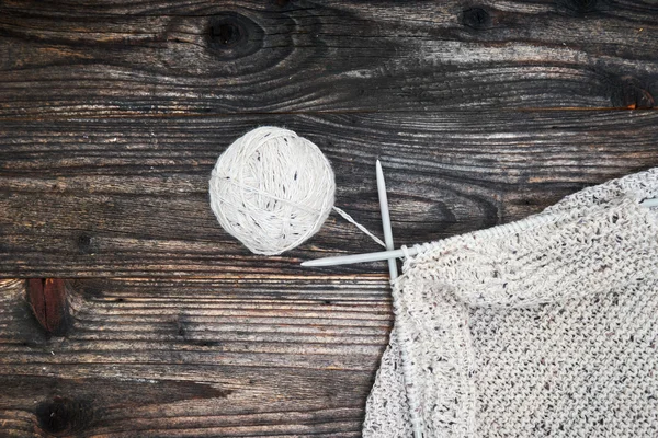 Ball of yarn with knitting needles — Stock Photo, Image