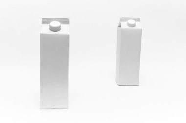 Beyaz arka plan beyaz boş süt kutusu