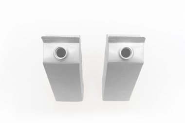 Beyaz arka plan beyaz boş süt kutusu