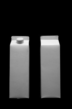 Siyah arka plan üzerine beyaz boş süt kutusu