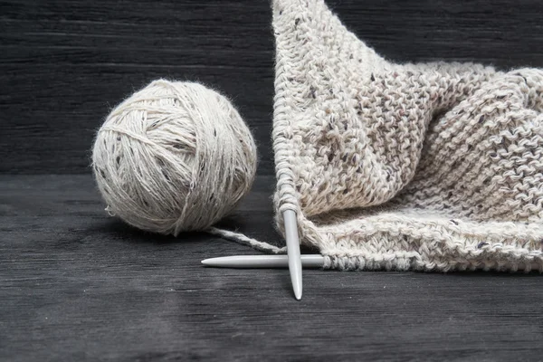 Ball of yarn with knitting needles — Stock Photo, Image