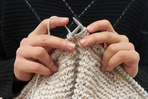 Close-up of young woman hands, knitting scarf — Stock Photo, Image