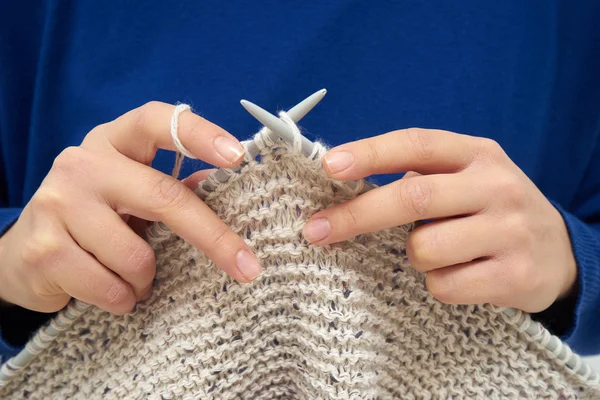 Close-up of young woman hands, knitting scarf — Stock Photo, Image