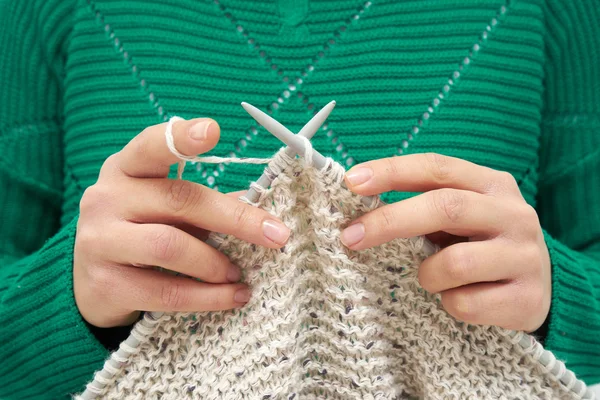 Close-up of young woman hands, knitting scarf — Stock Photo, Image