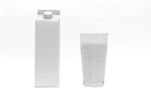 白い空白ミルク ボックス、白い背景の上のミルクのガラス — ストック写真