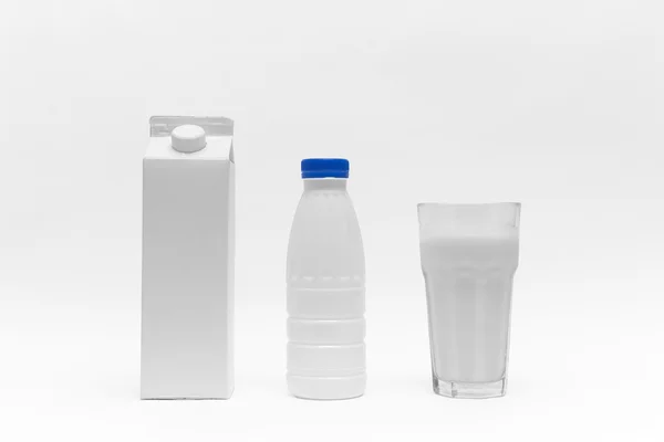 Bouteille en plastique de lait, boîte et verre de lait — Photo
