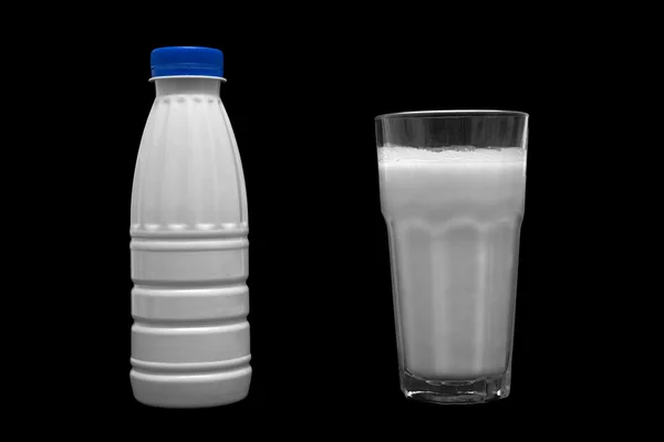 Bouteille en plastique de lait et verre de lait — Photo