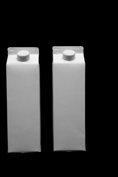 Boîte à lait blanche sur fond noir — Photo