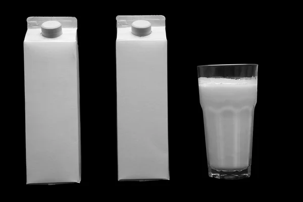 Boîte à lait blanche et un verre de lait — Photo