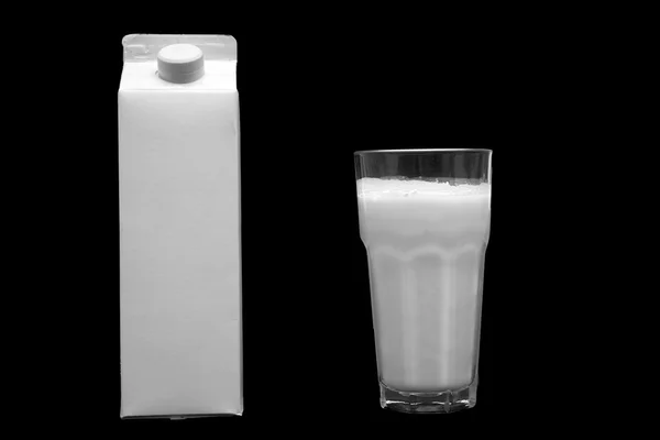Caixa de leite branca em branco e um copo de leite — Fotografia de Stock