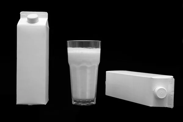 Beyaz boş süt kutusu ve bir bardak süt — Stok fotoğraf