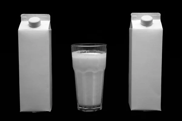 Witte lege melk-box en een glas melk — Stockfoto