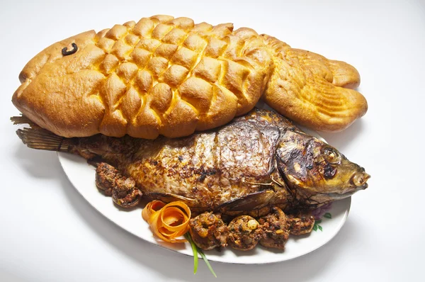 Sazan balık şeklinde ekmek ile doldurulmuş