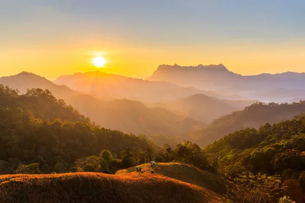 Doi Luang Chiang Dao güzel dağ, kireçtaşı dağları, Tayland 'ın ikinci en yüksek dağı, Chiang Mai Tayland,