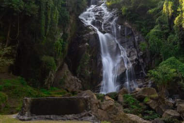 Mae Tia Şelalesi Ob Luang Ulusal Parkı 'ndaki en güzel şelaledir, Doi Kaeo, Chom Tanga, Chiang Mai, Tayland