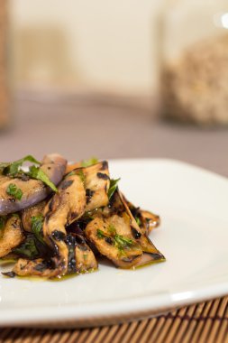 Patlıcan zeytinyağı ve maydanoz ile