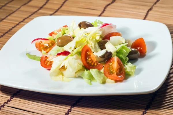 Salat aus Salat und Kirschtomaten — Stockfoto