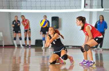 Bucharest, Romanya - Ekim 10:Loredana Dancu, Csu Cluj libero oyuncu Csm Bükreş, Romanya Voleybol Ulusal Şampiyonası 10 Ekim 2014 Bükreş, Romanya ile maç sırasında