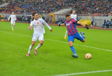 Bucharest, Romanya - Aralık 11:Lucian Filip (Steaua) ve Serhiy Rybalka (Dinamo) Steaua Bükreş ve Dinamo Kiev, Uefa Avrupa Ligi 11 Aralık 2014 arasında maç sırasında Bucharest, Romanya