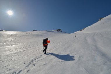 Yalnız kız kar yolu, zirveye çok yakın hiking