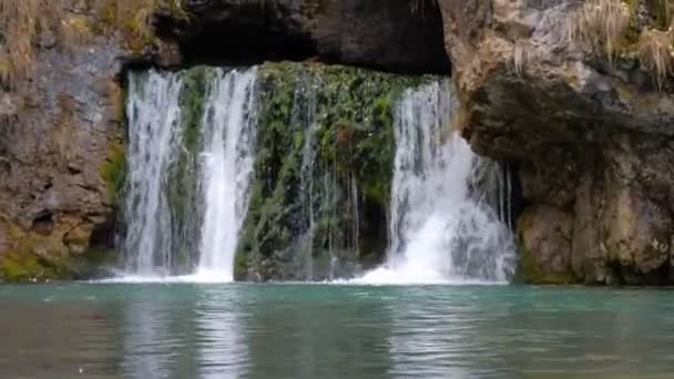 Litet vattenfall i höstskogen — Stockvideo