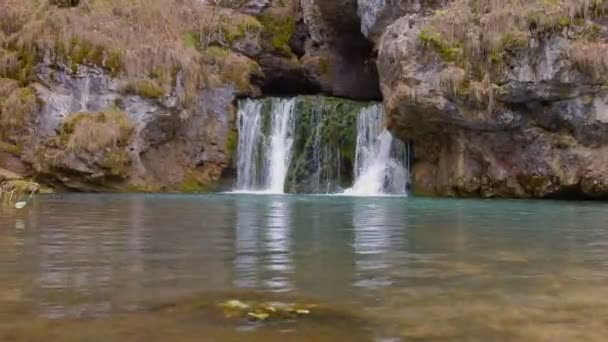 Litet vattenfall i höstskogen — Stockvideo