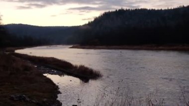 Sonbaharda şafakta dağ nehri