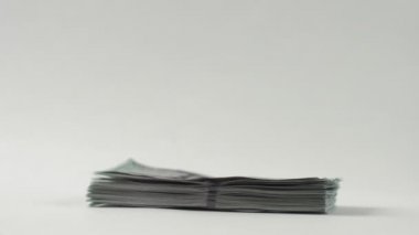 Yığınla para. 100 Amerikan doları düşer. Nakit para. Yatırım ve Finans konsepti. Amerika 'nın zengin iş ekonomisi. 100 doların döviz bozdurulması. Beyaz arkaplanı ayır