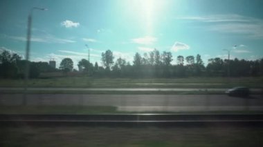 Demiryolu treni şehir dışındaki yol boyunca gider. Seyahat ve turizm konsepti. Yan pencereden kompartman koridoru vagonunun içine bak.