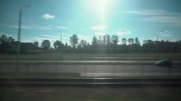 Comboio ferroviário vai ao longo da estrada fora da cidade. Viagens e turismo conceito. Vista da janela lateral para dentro da carruagem do corredor do compartimento — Vídeo de Stock