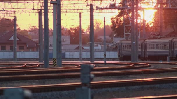 Le train à plusieurs rames électrique de voyageurs de Madagascar quitte la gare au coucher du soleil. Les passagers marchent sur le quai. Voyages et tourisme. Chariots de transport ferroviaire circulant de jour. — Video