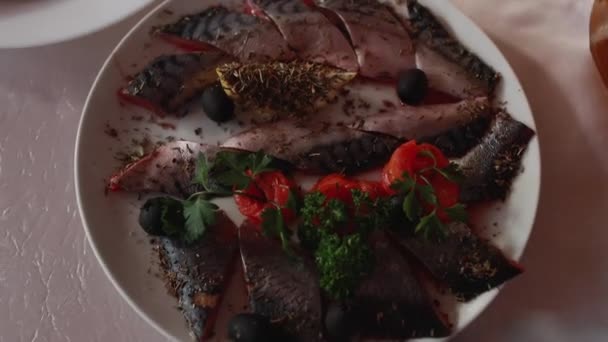 Poisson de maquereau frais coupé en morceaux avec des légumes dans une assiette. Délice de poisson, plat — Video