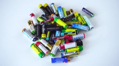 BOBRUISK, BELARUS 10.08.2020: Birçok çok renkli batarya AA ve AAAA beyaz arka plan, yakın plan. Metin için alanı kopyala