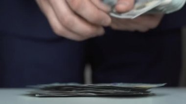 Zaman ayarlayıcısı 100 Amerikan dolarını sayıyor. Rüşvet, yolsuzluk konsepti. Nakit para. Yatırım ve Finans. 100 'lük banknotların döviz değişimi. Zengin iş ekonomisi. Yan görünüm