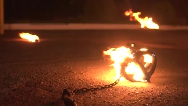 Het vuur brandt in de rekwisieten die bestemd zijn voor de vuurshow. Demonstratie start met vuur, achtergrond, kopieer ruimte voor tekst, slow motion — Stockvideo